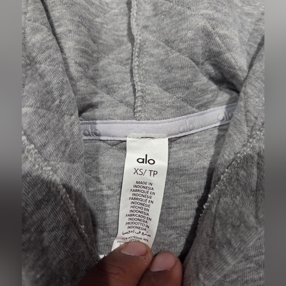 Alo Yoga Quilted Cropped Arena Hoodie  Size Xs Silver - Picture 2 of 3